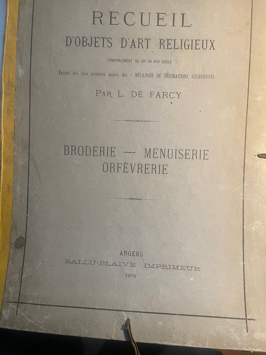 RECUEIL D'OBJETS D'ART RELIGIEUX,BRODERIE MENUISERIE ORFEVRERIE
